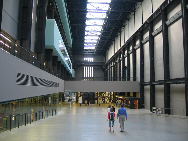 Tate Modernin turbiinihalli poikkeuksellisesti tyhjänä