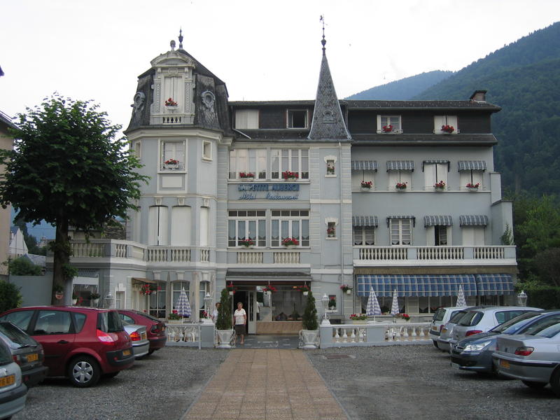 La Petit Auberge, hotellimme Bagneres-de-Luchonissa (huoneemme ylinnä vasemmalla)