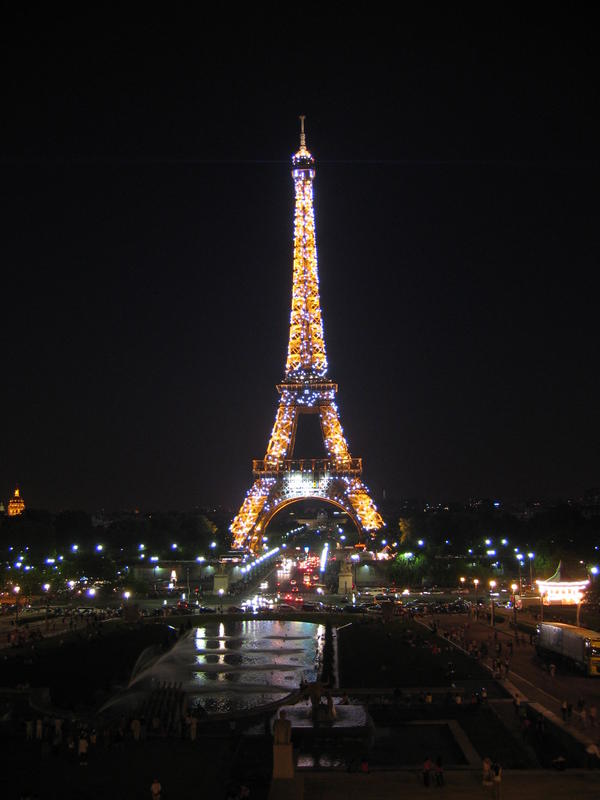 Pariisi - Eiffel juhlavalaistuksessaan
