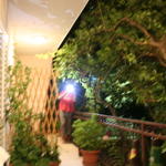 Marijas Roomsin (eka majapaikkamme) parveke Trogirissa. Valaistunut lomalainen kuvaa toista samanlaista yön tärähtäneisyydessä.